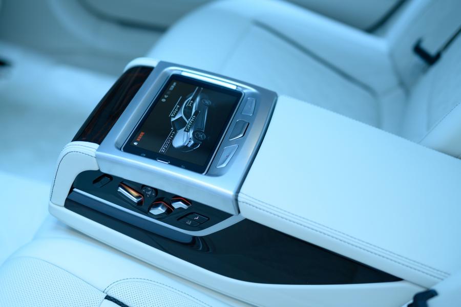 Детали интерьера BMW M760Li xDrive (G12) 2019 года  (JP) (фото 8 из 21)